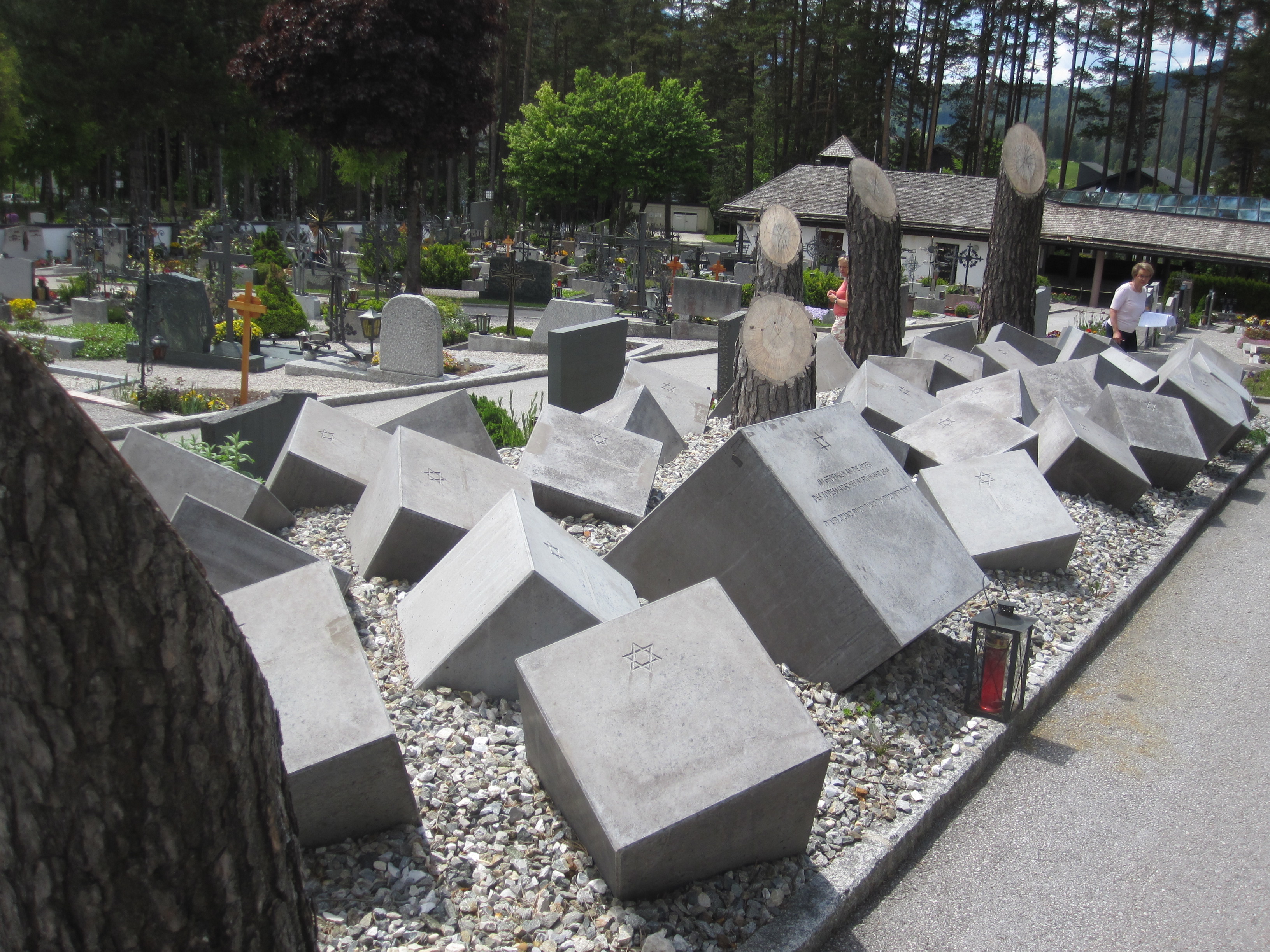 Michael Prachensky, Gedenkstätte für die jüdischen Opfer des Todesmarsches 1945, Betonguss, 2016, Seefeld i. T., Waldfriedhof. Foto: Dr. Helmuth Oehler, Innsbruck